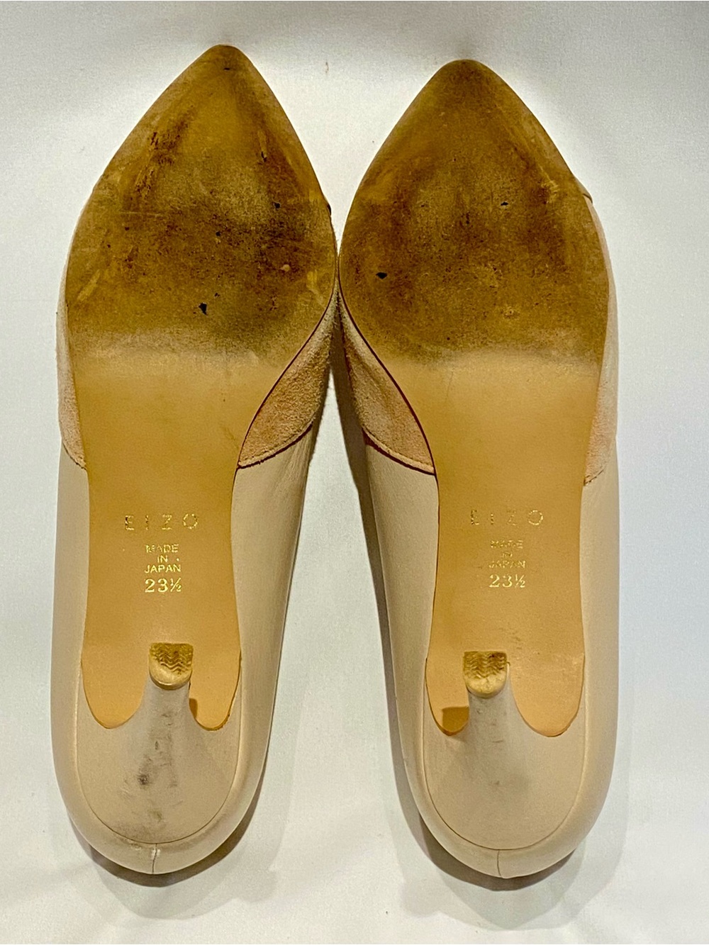 EIZO Beige Patent Leather and Suede Pumps, size 23.5 (6.5) - Picture 4 of 5